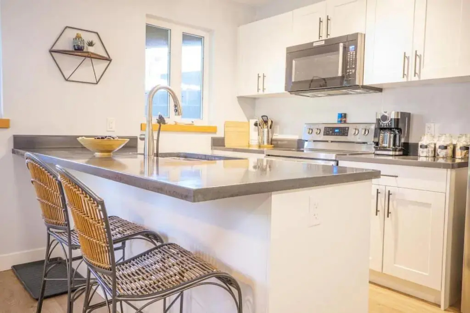 Storm Bay, Modern 1 Bed Suite and Chefs Kitchen