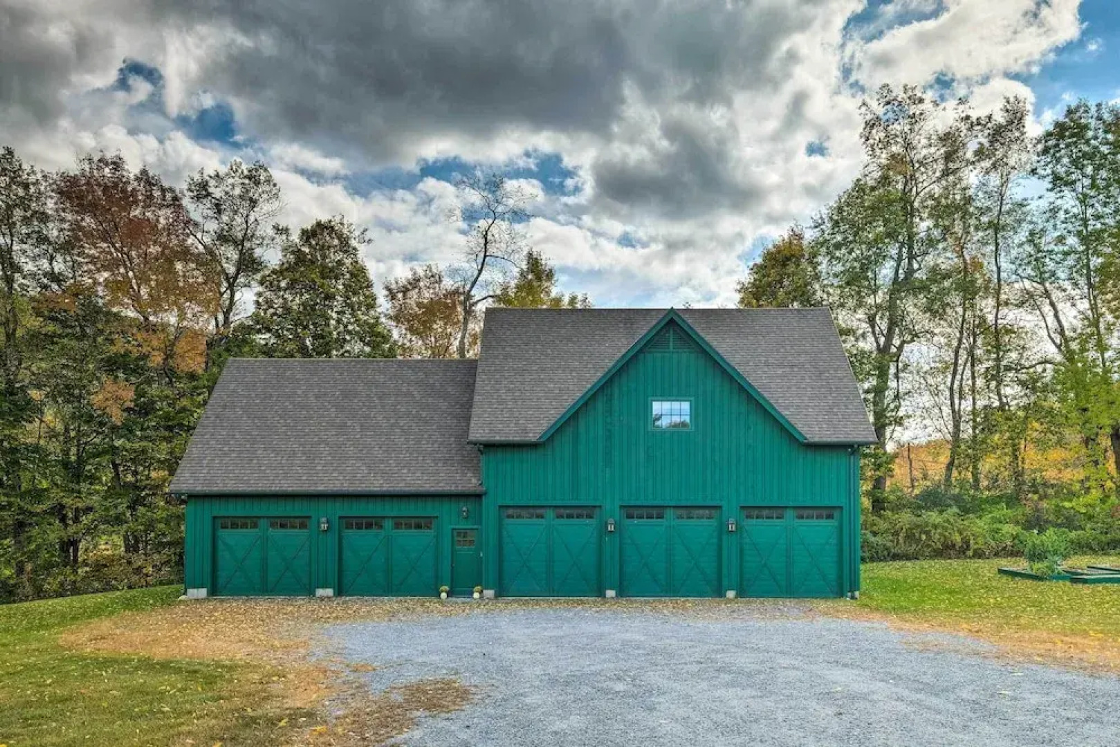 Luxe 'green Barn' Near Skiing w/ Mt Equinox Views!