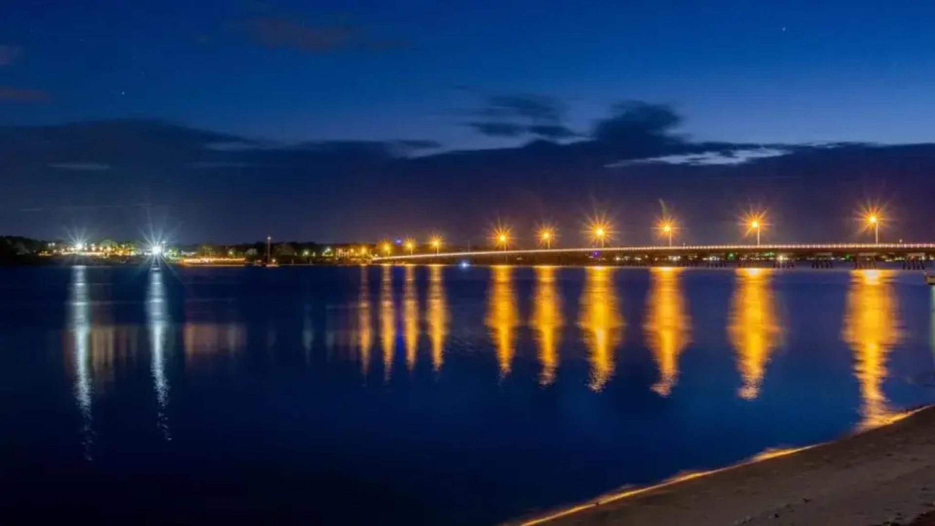 Charm and Comfort in this Ground floor unit with water views! Welsby Pde, Bongaree