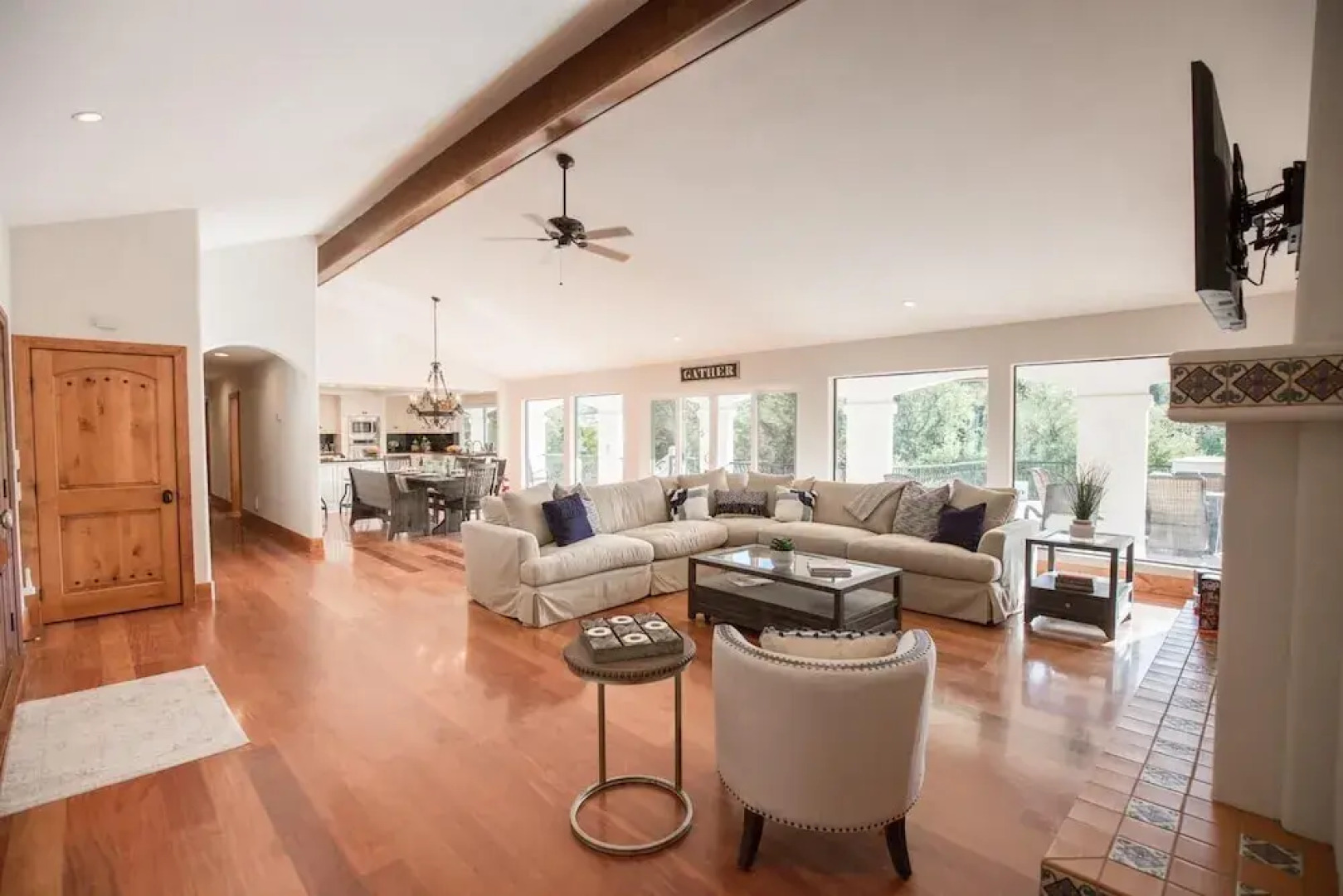 De Luz by AvantStay | Sleeps 24 | 5 Acre Estate w/ Lake & Orange Groves