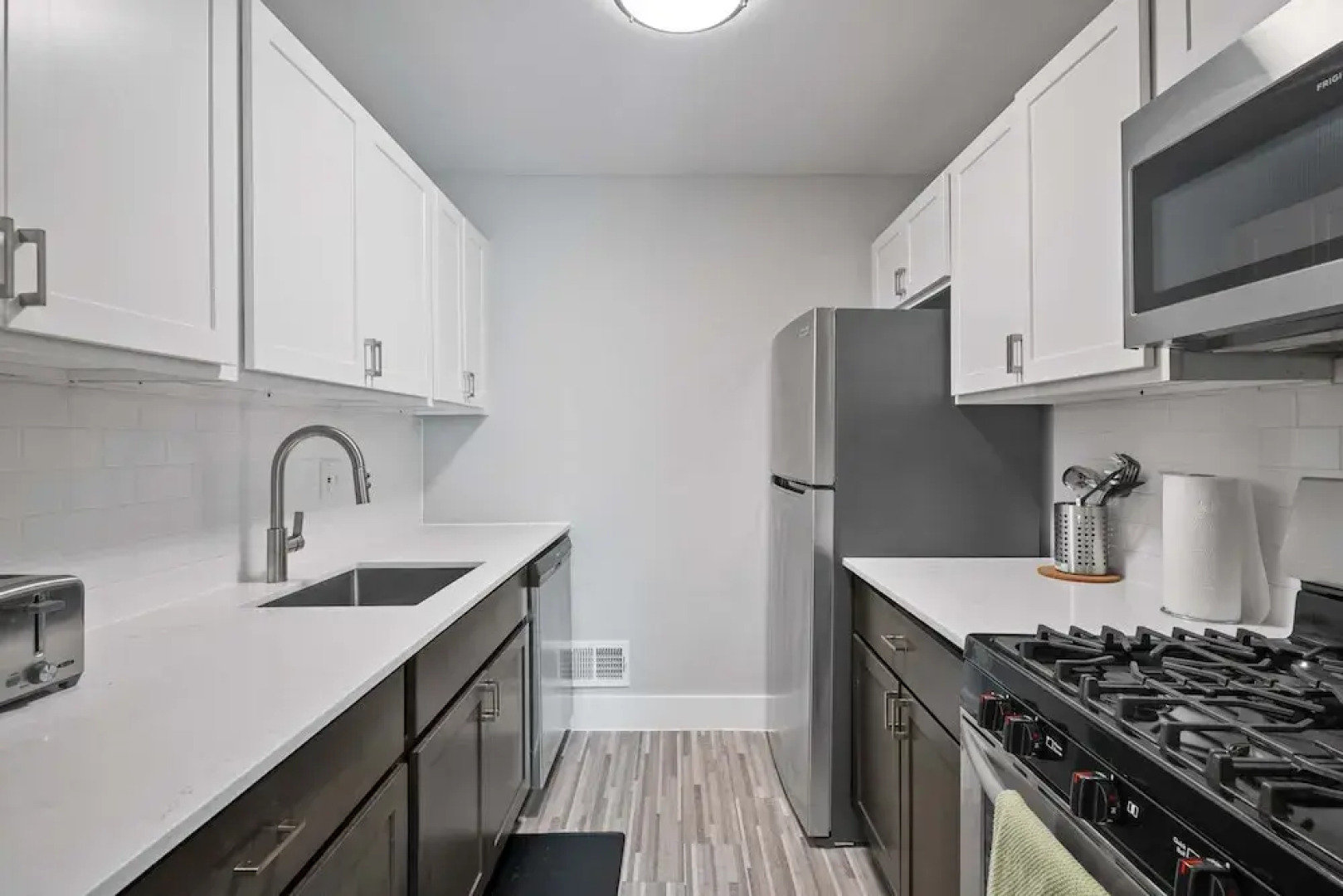 Bright and Airy 2BR 2BA in the Heart of the City