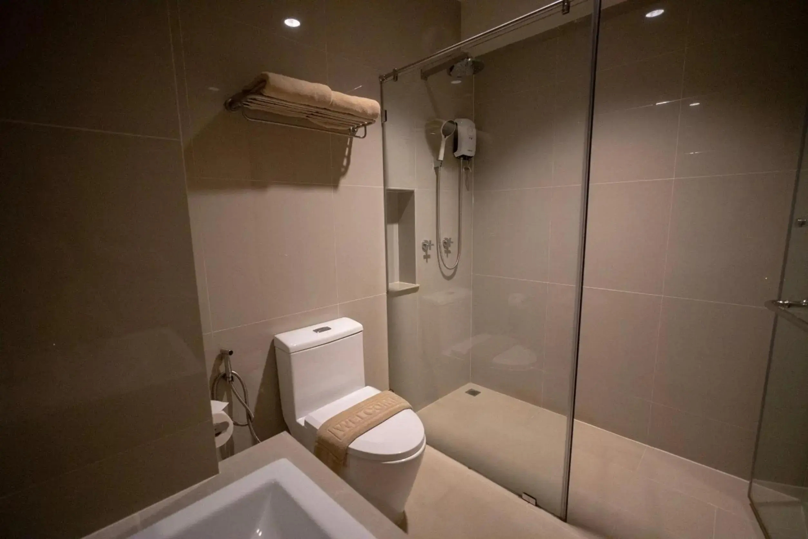 Riverawan Hotel (SHA Plus+)