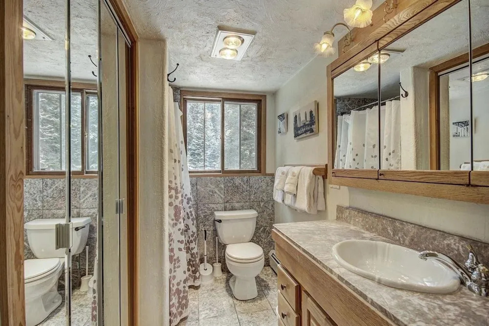 Lazy Dog Lodge 3 Bedroom Home by RedAwning