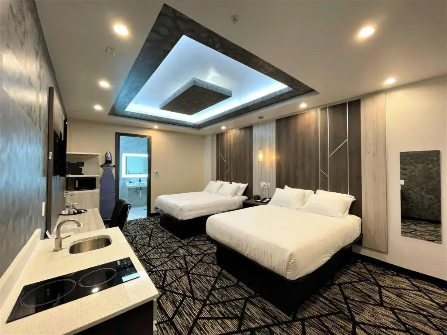 Comfeeni Inn and Suites