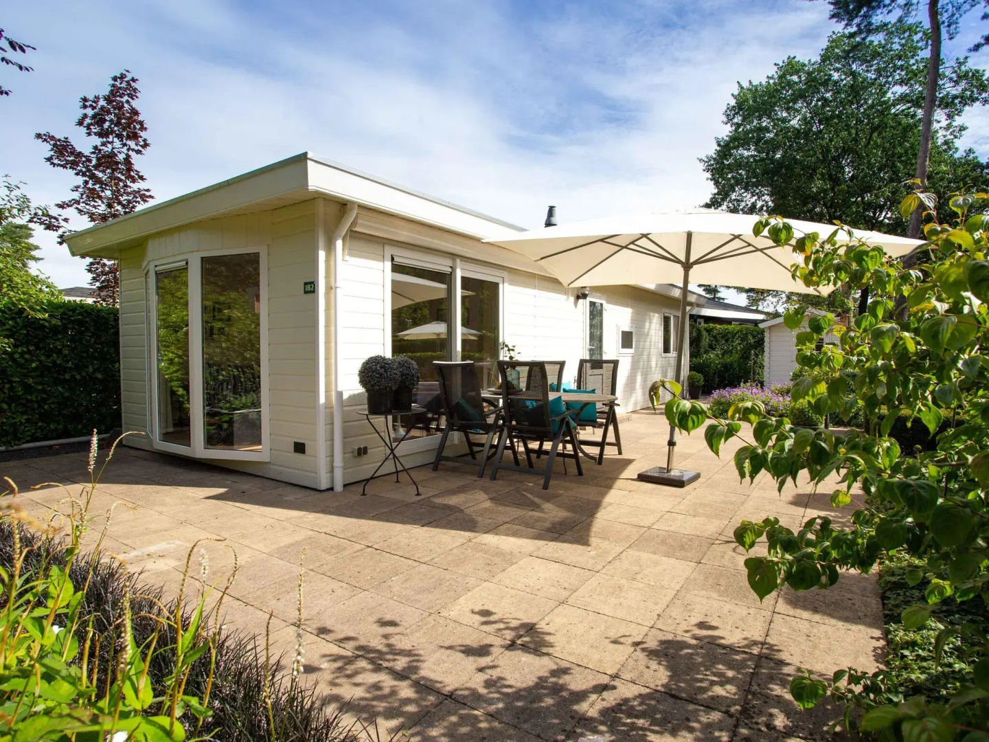 Well-kept chalet with dishwasher, close to Park De Veluwe
