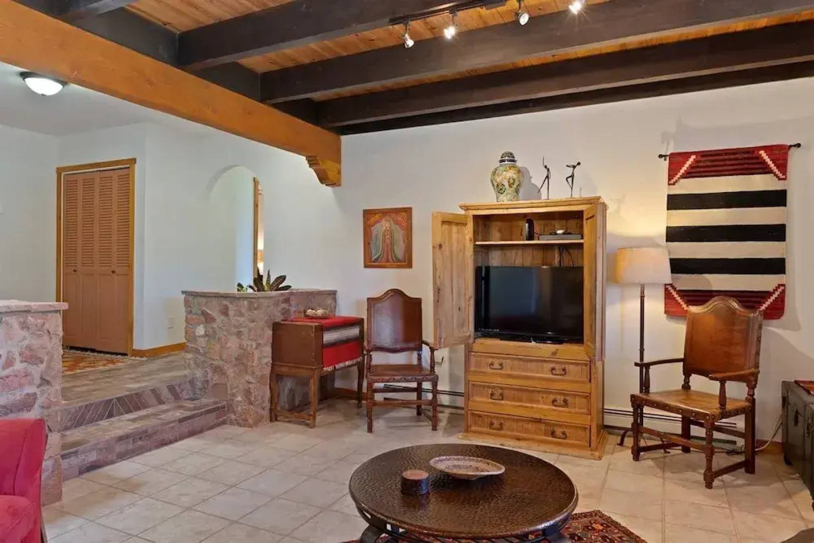 Sunlit Pines - Tucked in the Trees, Private Escape, Easy Drive to Plaza - NEW Listing