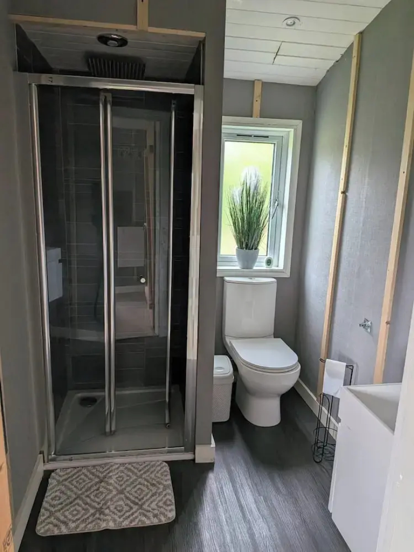 Tranquil Cabin Retreat- Sleeps 2, Parking