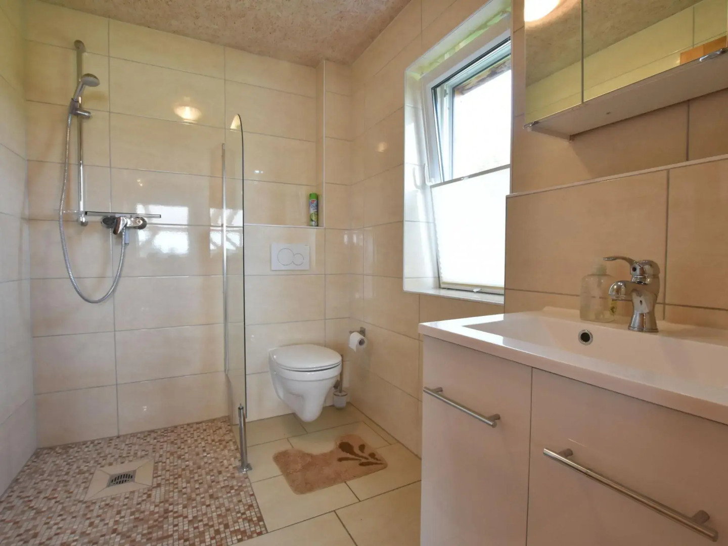 Bezauberndes Ferienhaus in Ruehn am See