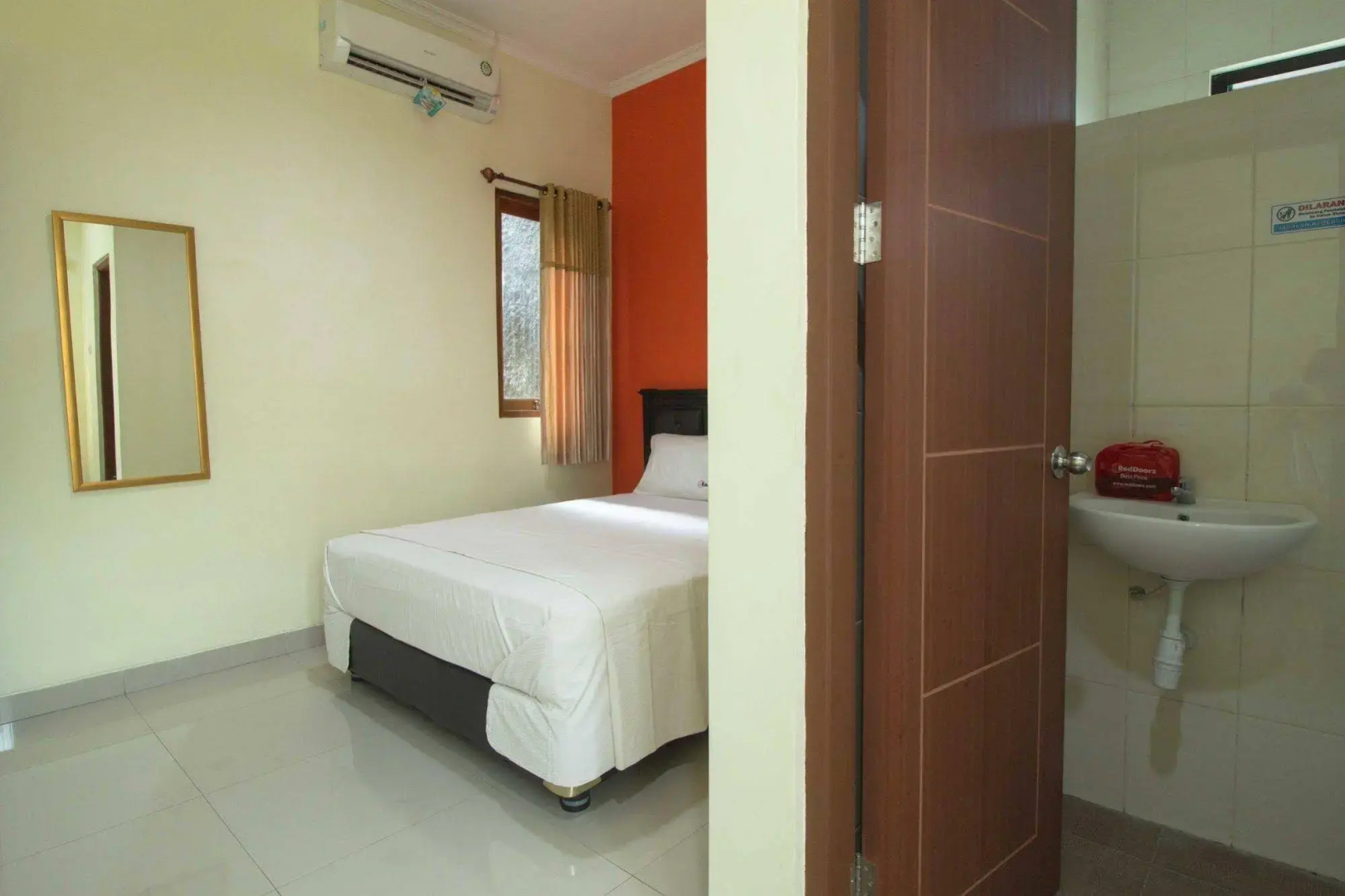 RedDoorz near Masjid Agung Surabaya