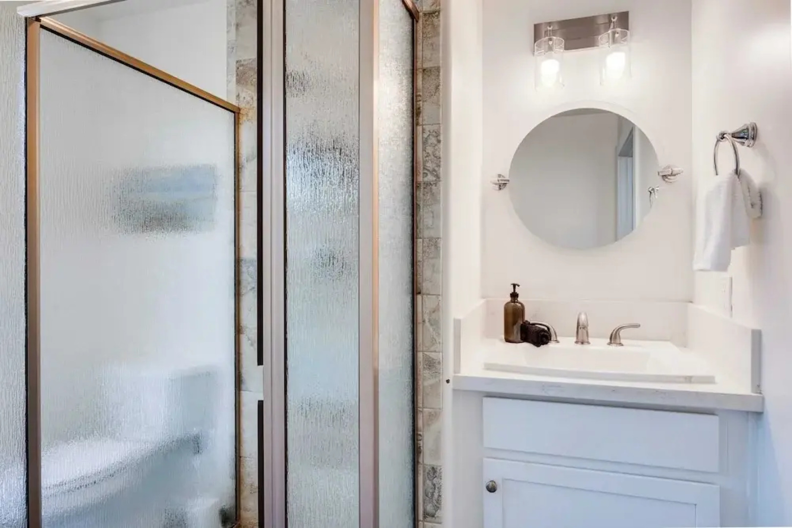 Beachfront 2BR w/ Deck, Views & Direct Sand Access Strand Way A