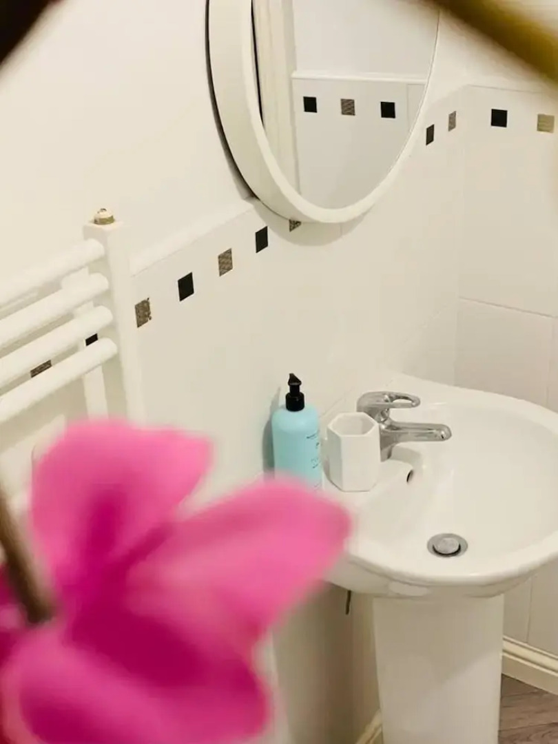 Waterside Townhouse With Balcony And Marina View