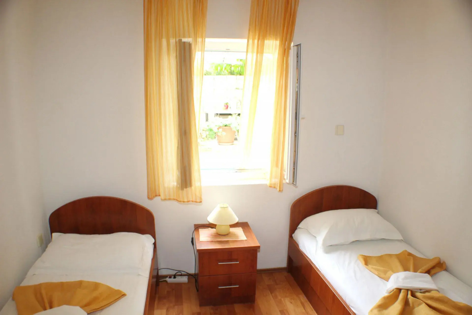 Apartment Bale - right at the beach: A1 Plaza Brist, Riviera Makarska