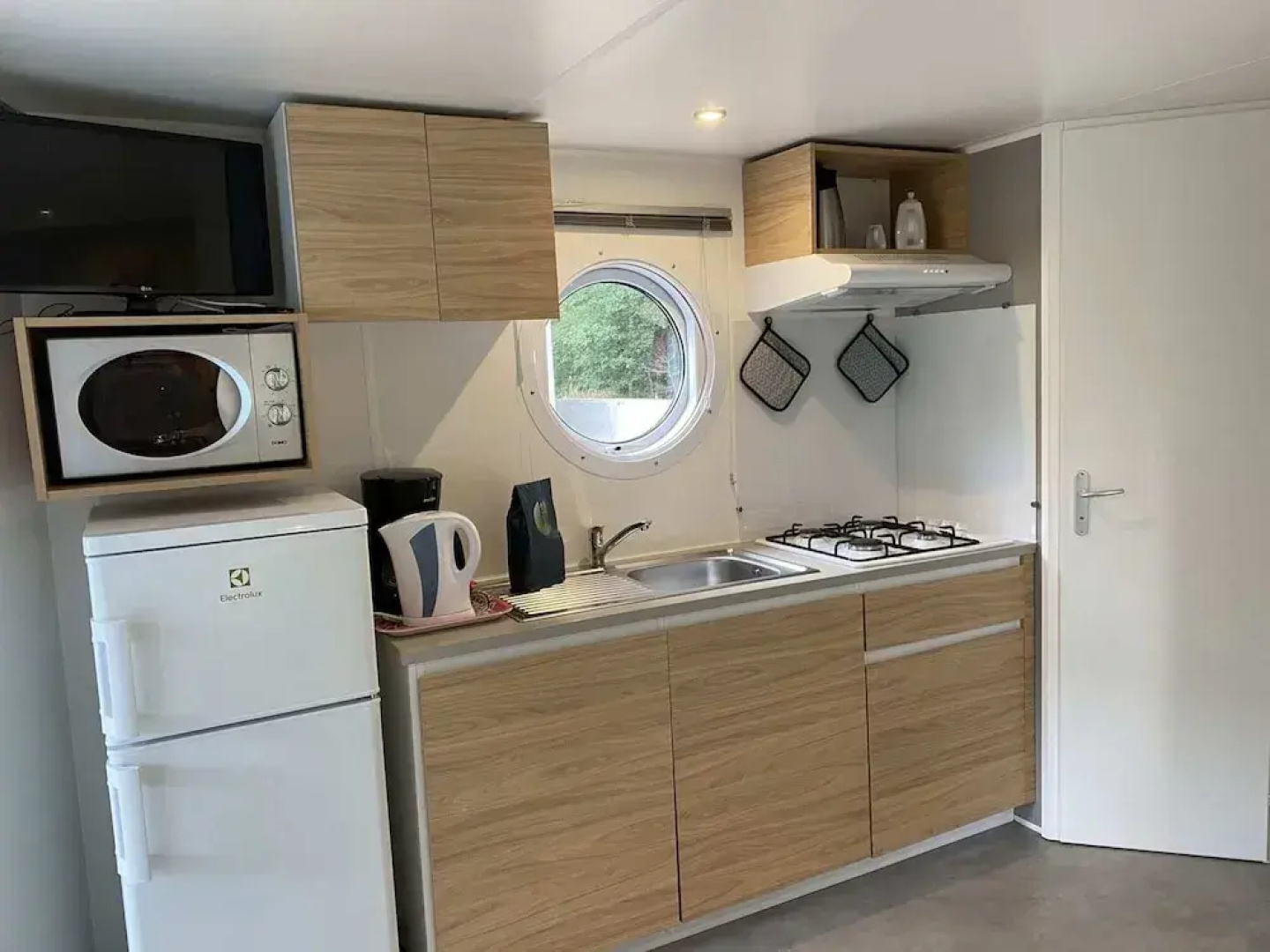 Neat Chalet With Microwave, Antwerp at 39 km