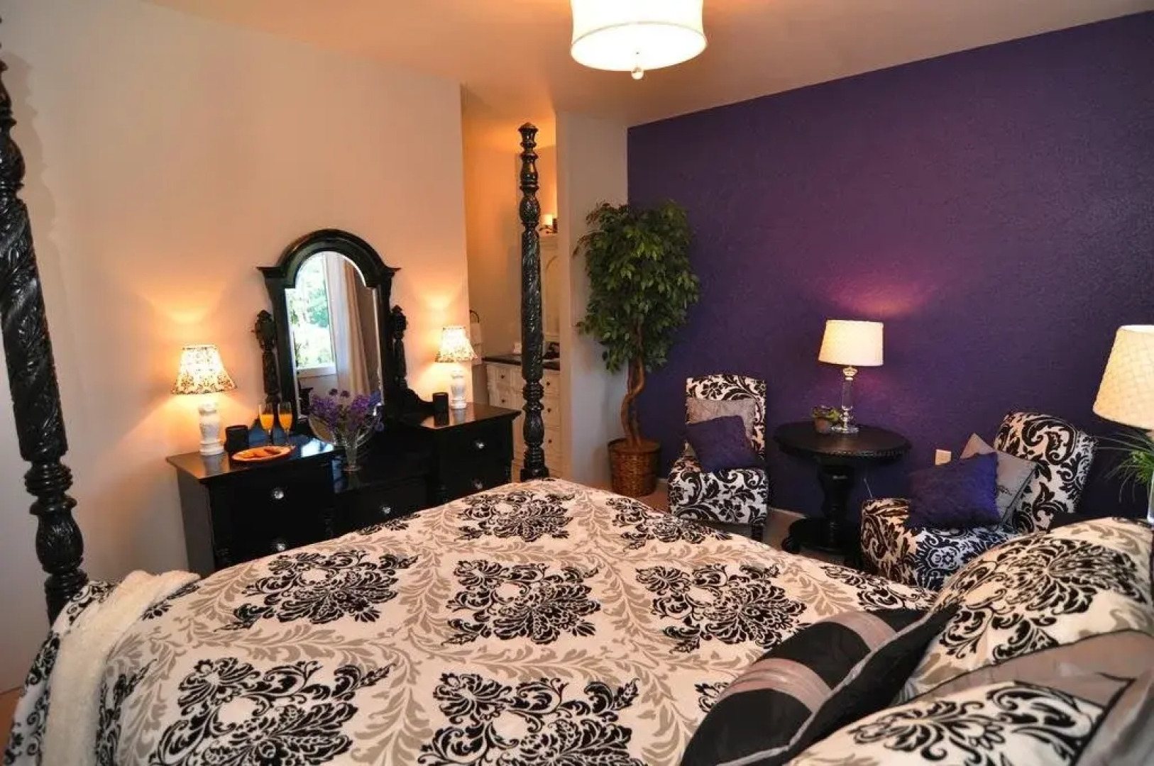 Lake's Edge Tuscan Lodge