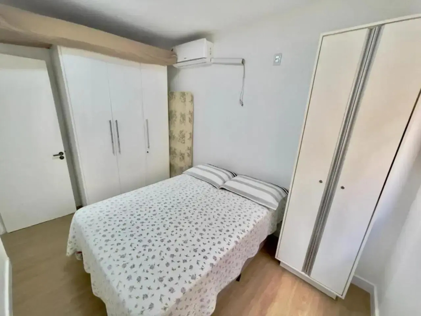 Apto amplo no coração da meia praia a 130m do mar