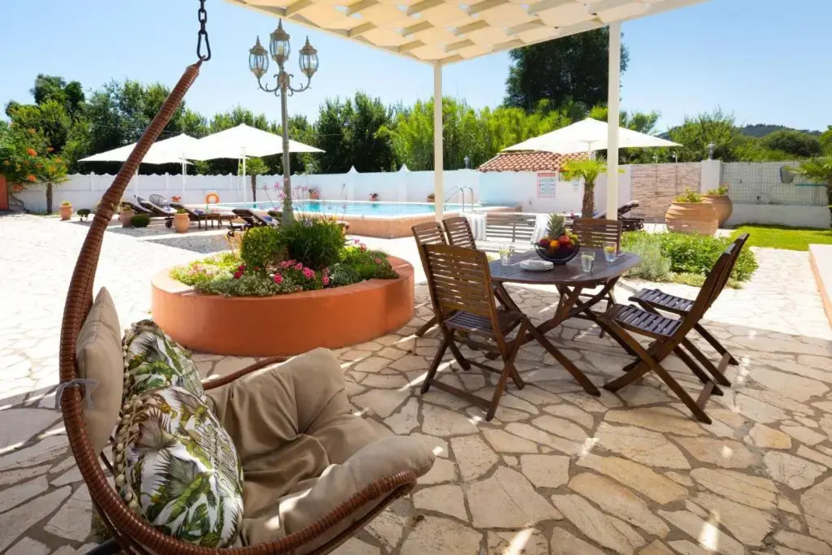 Villa Paradiso: Near beach, superb pool and garden