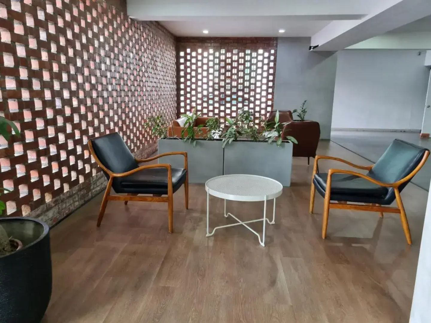 2 bedrooms surrounding natural View and pool