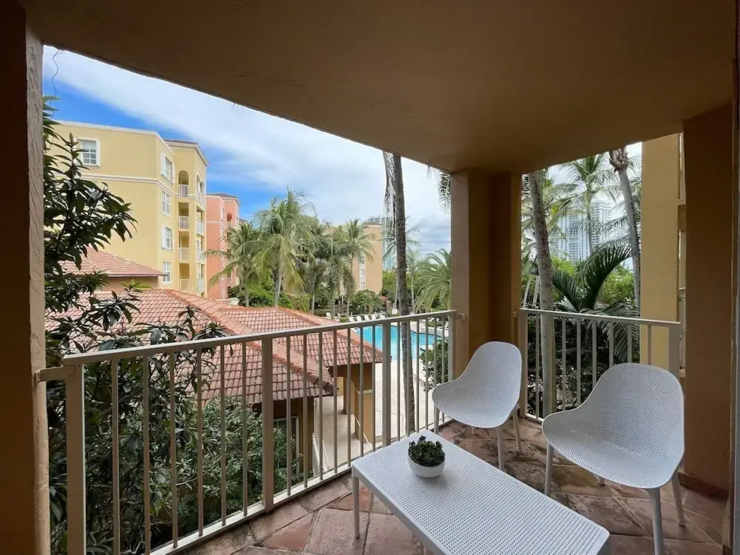 Exclusive Condo 10 Min to the Beach