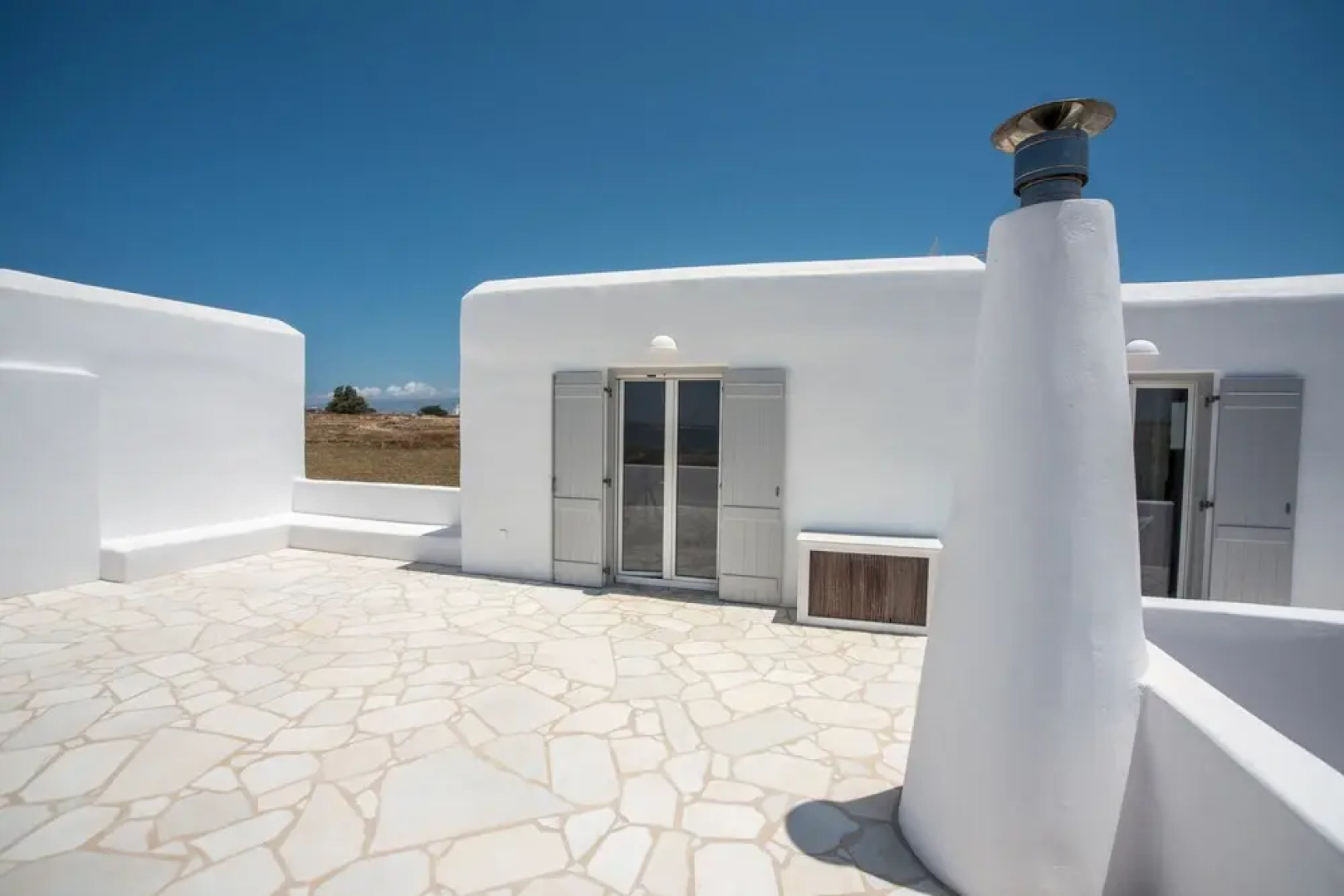 Funky holiday home with pool, next to the beach by VillaRentalsgr