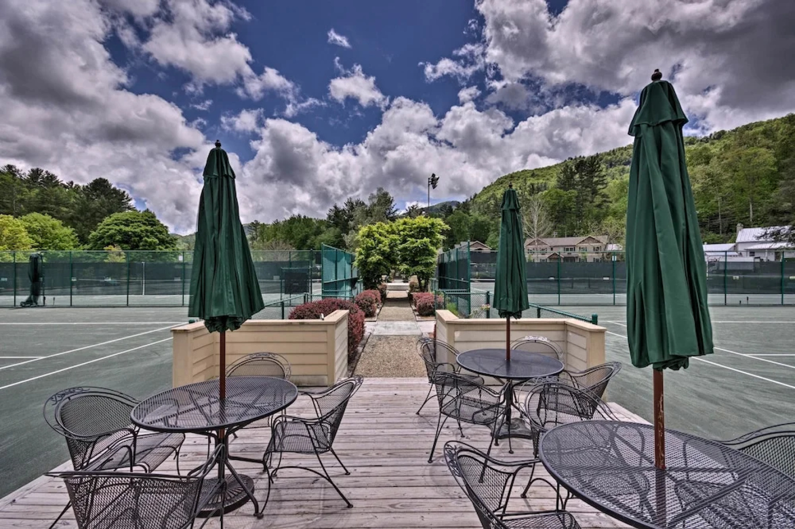 Cozy Retreat w/ Deck & Sapphire Resort Access!