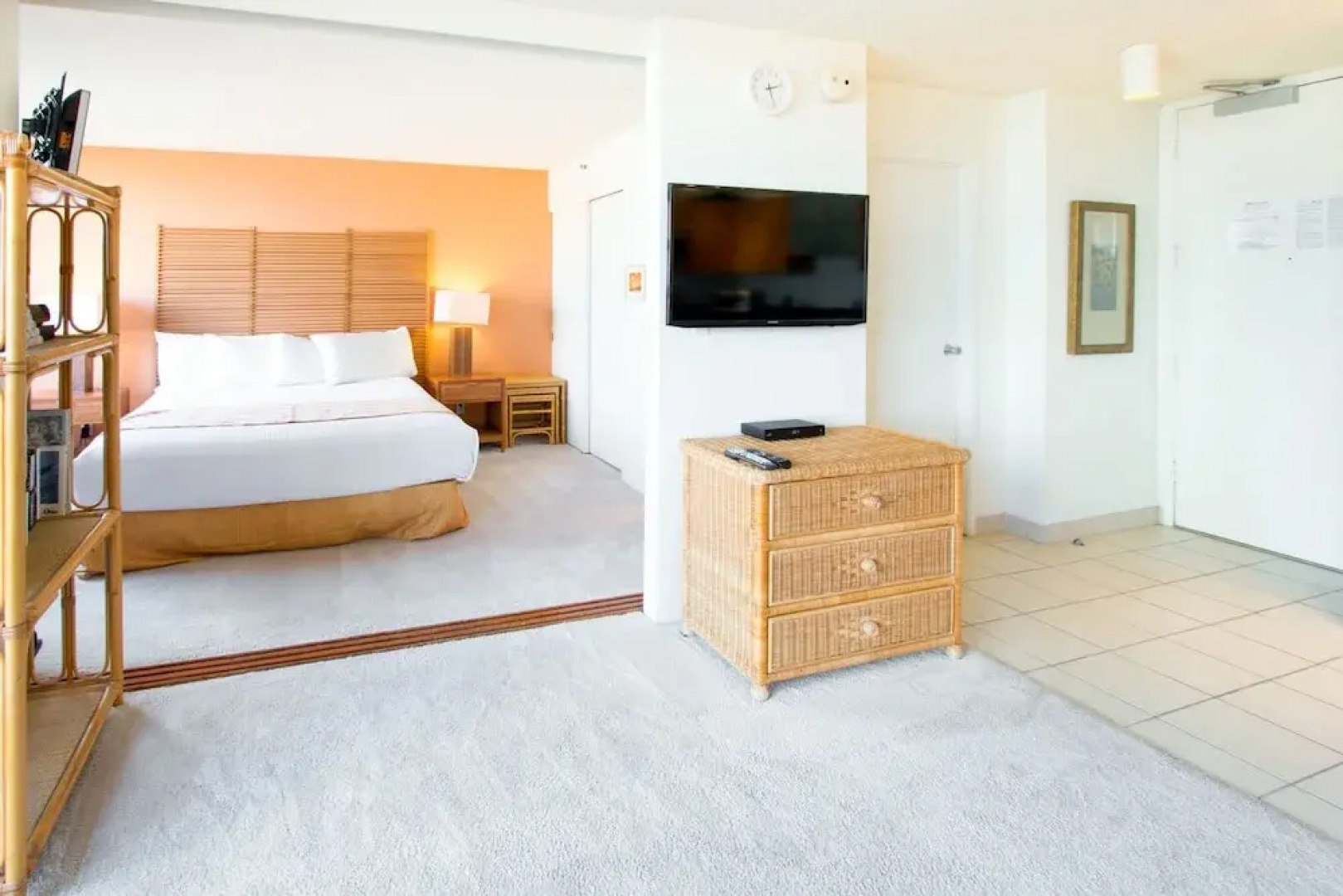 Waikiki Banyan - Pool View Tower 1 Suite 707