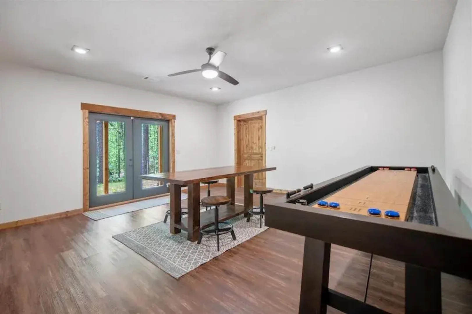 Bucks and Bunks - Brand new Cabin Come Relax or Watch TV Outside Fireplace