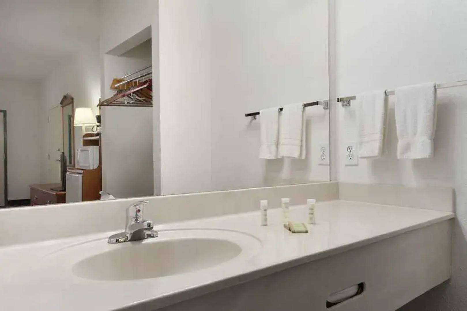 Super 8 Chatsworth / Dalton