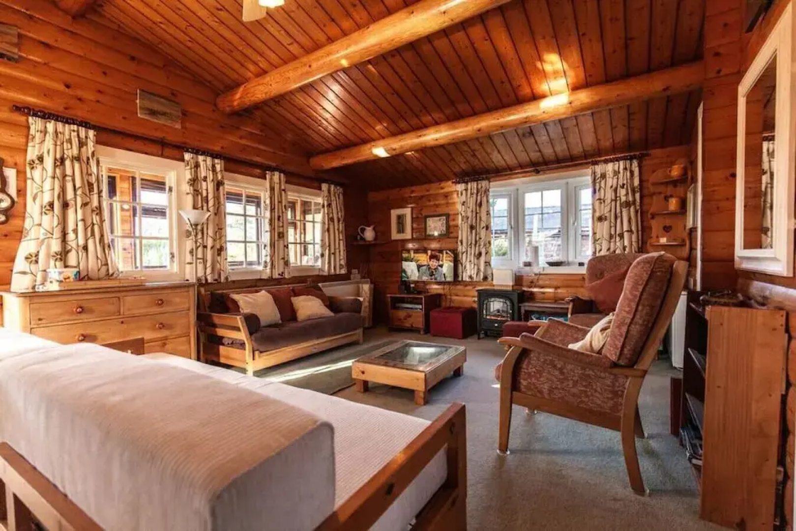 Spacious 3 Bed Log Cabin in Snowdonia