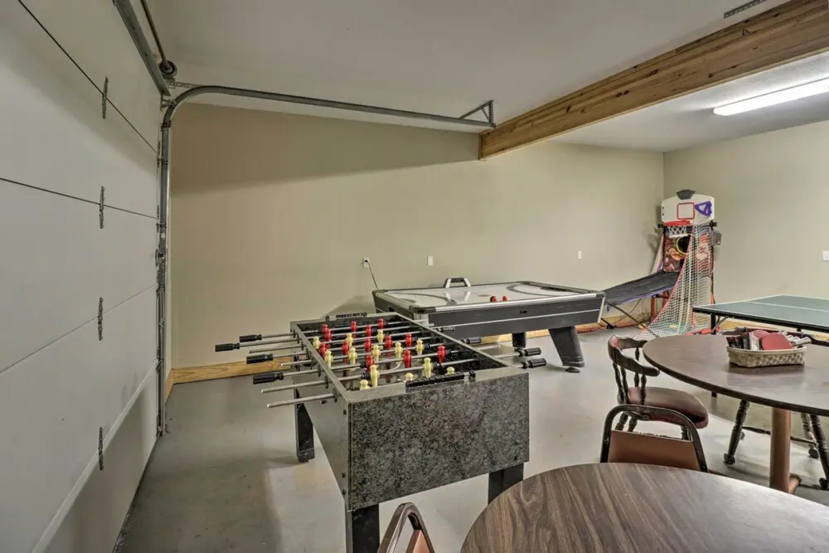 The Captains Quarters in Rogers w/ Covered Porch!