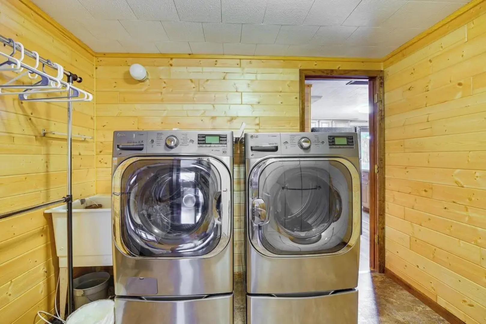 2 Blocks to Boat Ramp: Higgins Lake House w/ Grill