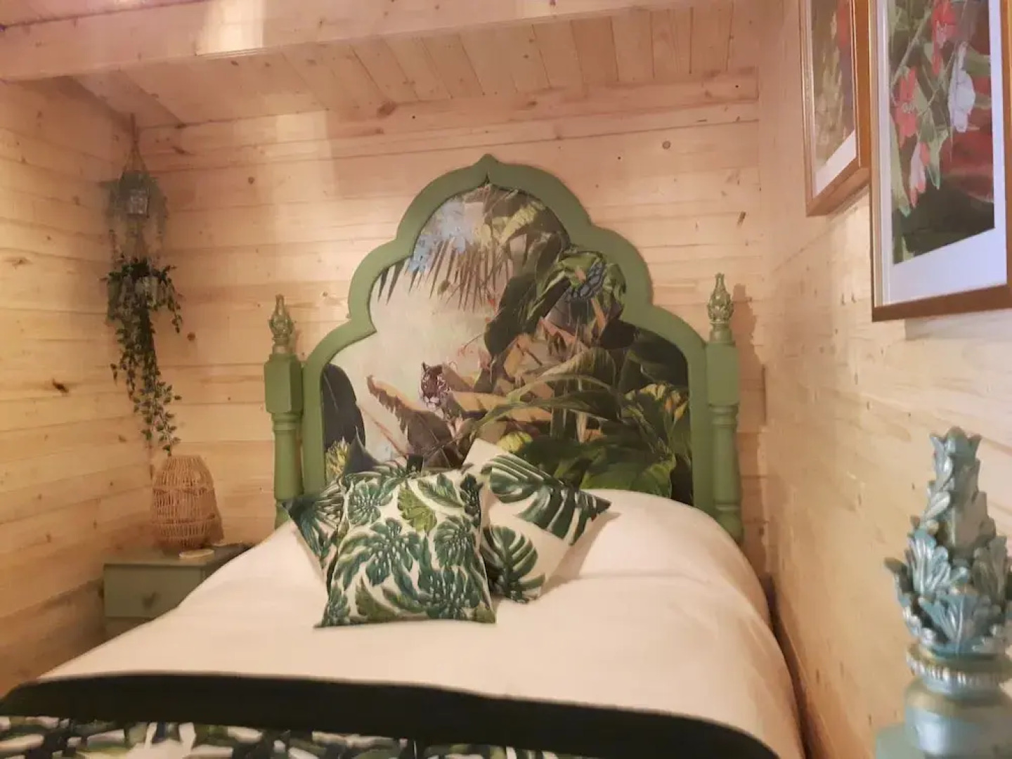 Cabin set in a Beautiful Romantic Tropical Garden