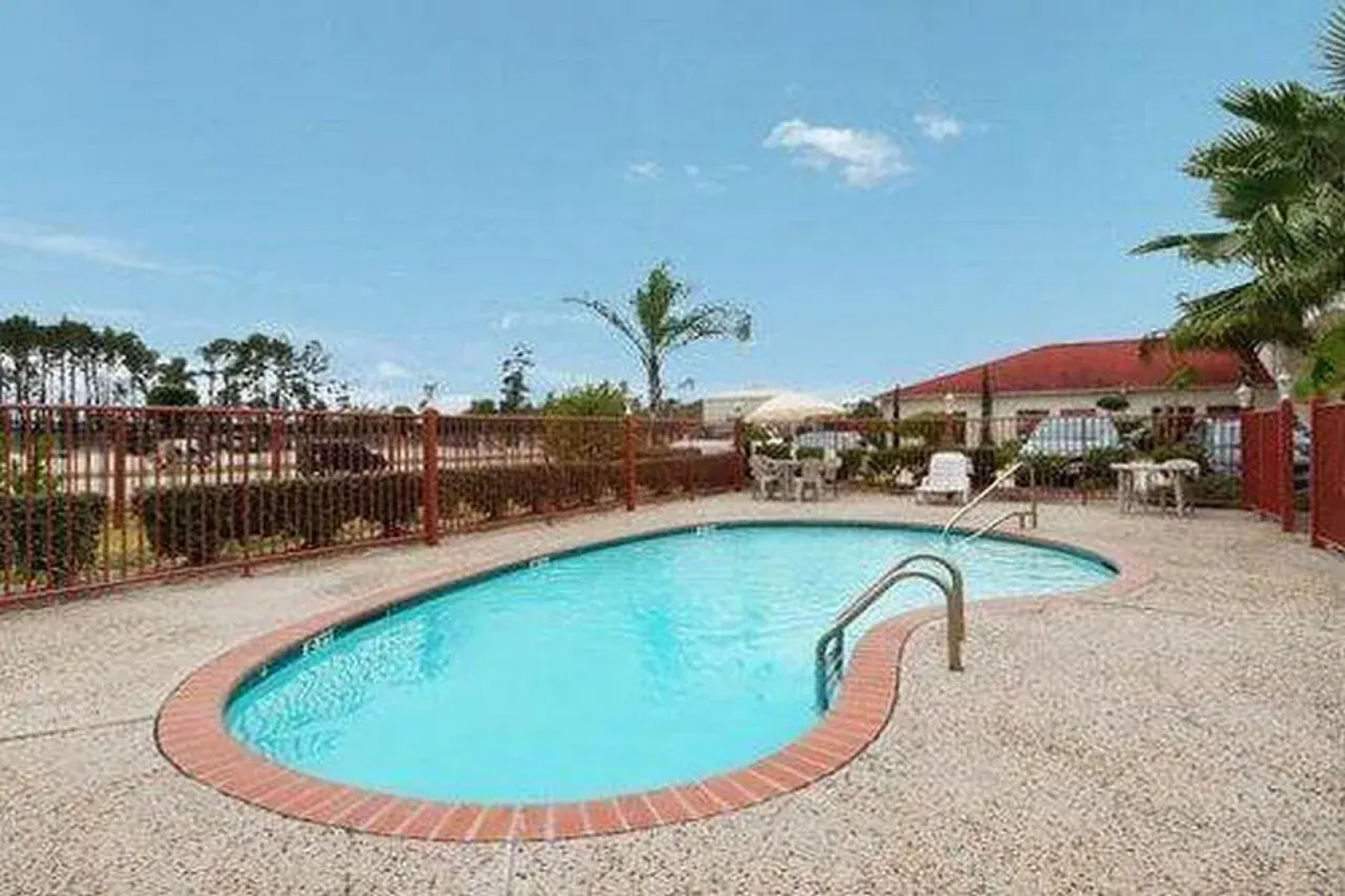 Red Roof Inn & Suites Houston - Humble/IAH Airport