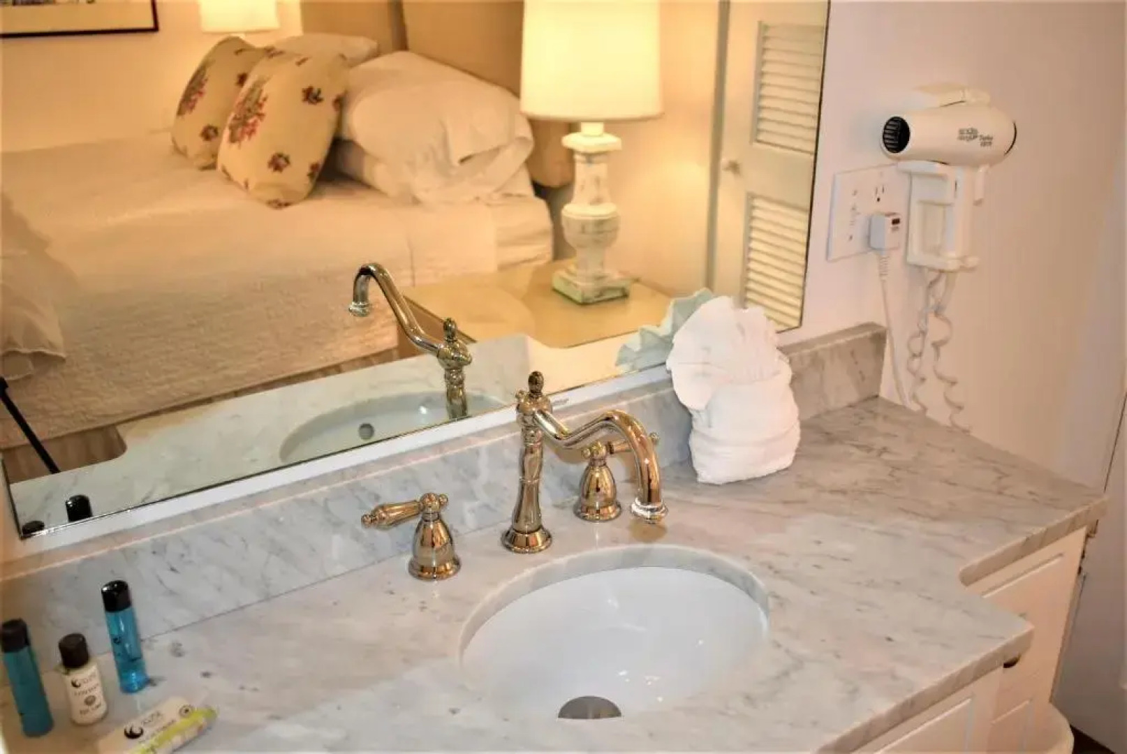 Simonton Court Historic Inn & Cottages