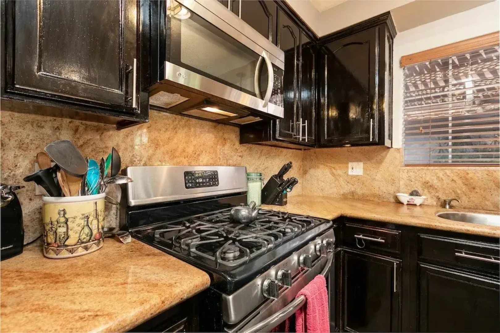 Tranquil Torrance - 1 Mile To Redondo Beach 4 Bedroom Home