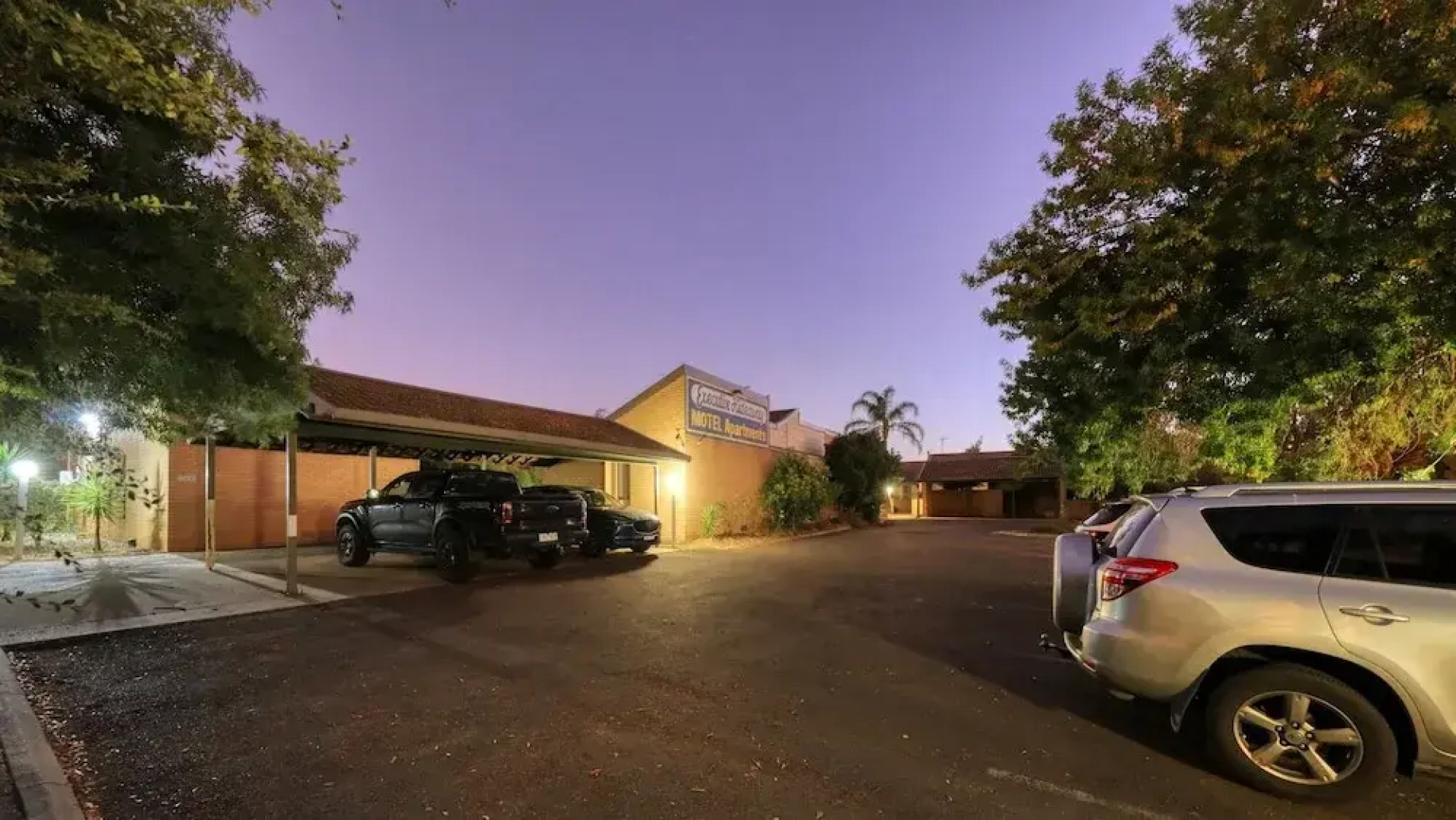 Executive Hideaway Motel