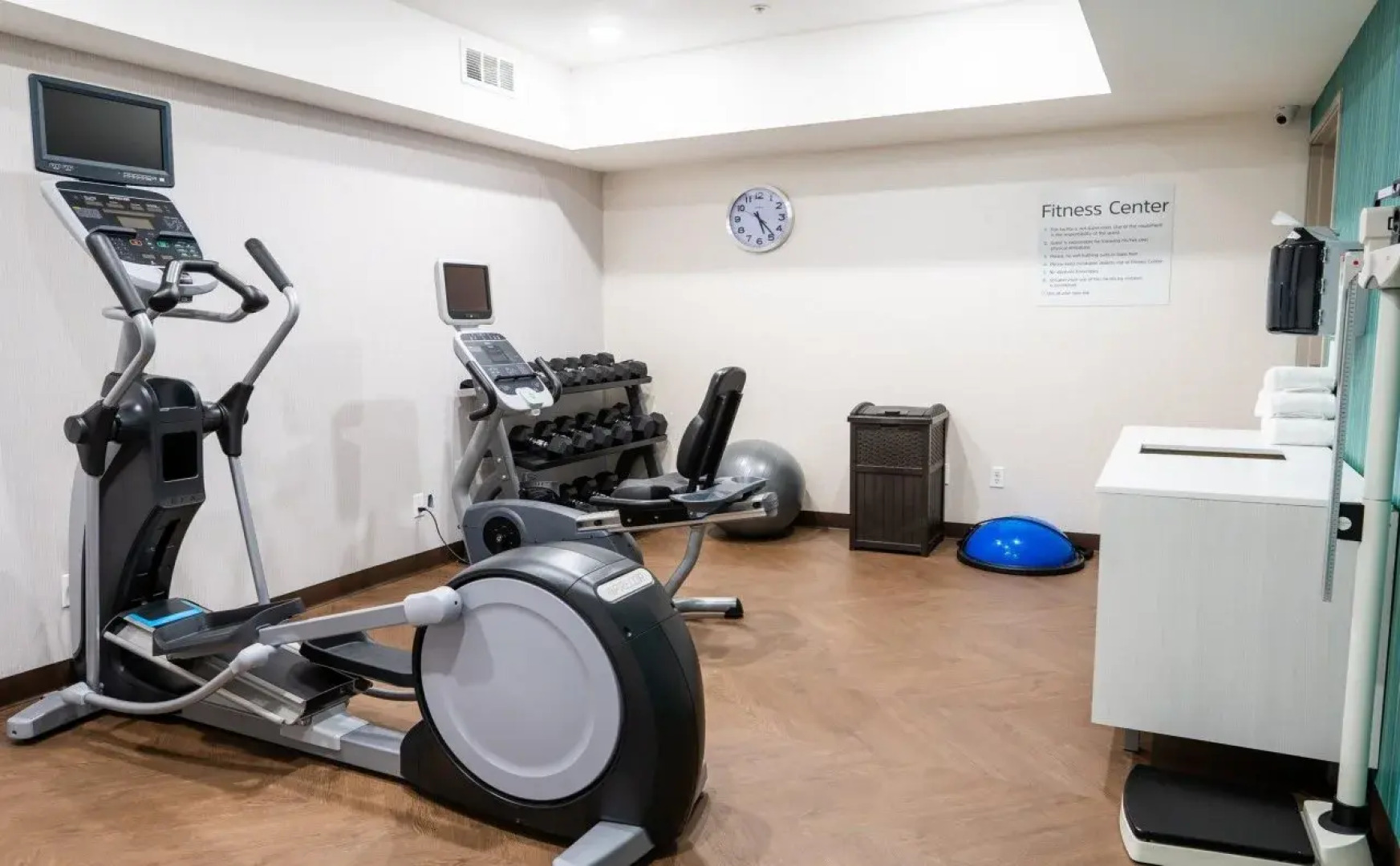 Holiday Inn Express & Suites Lake Forest by IHG