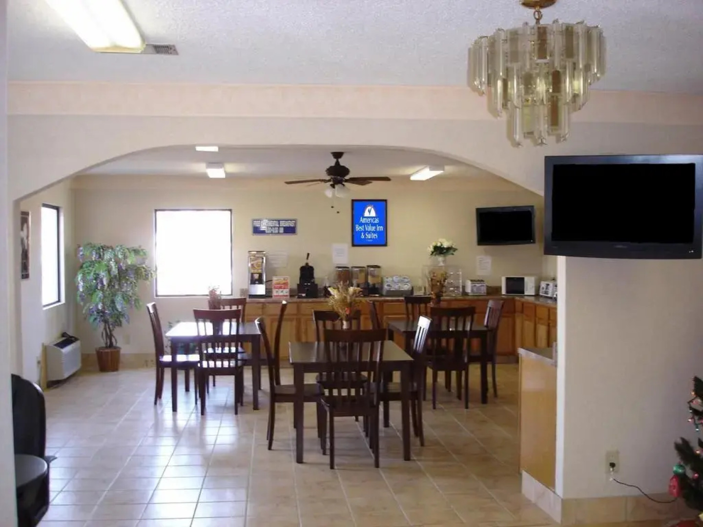 Americas Best Value Inn & Suites Macon at Eisenhower Pkwy