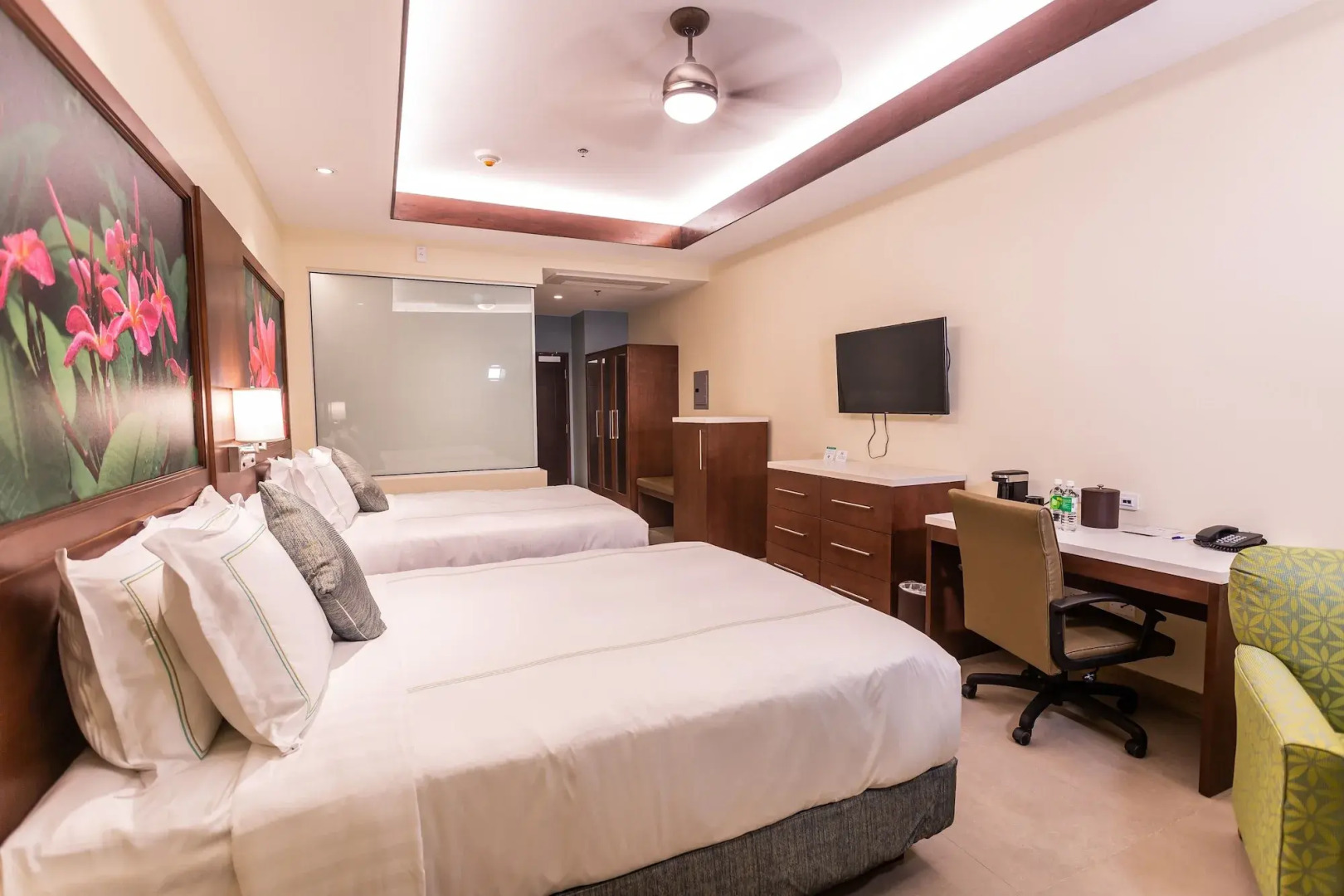 Surfrider Resort Hotel