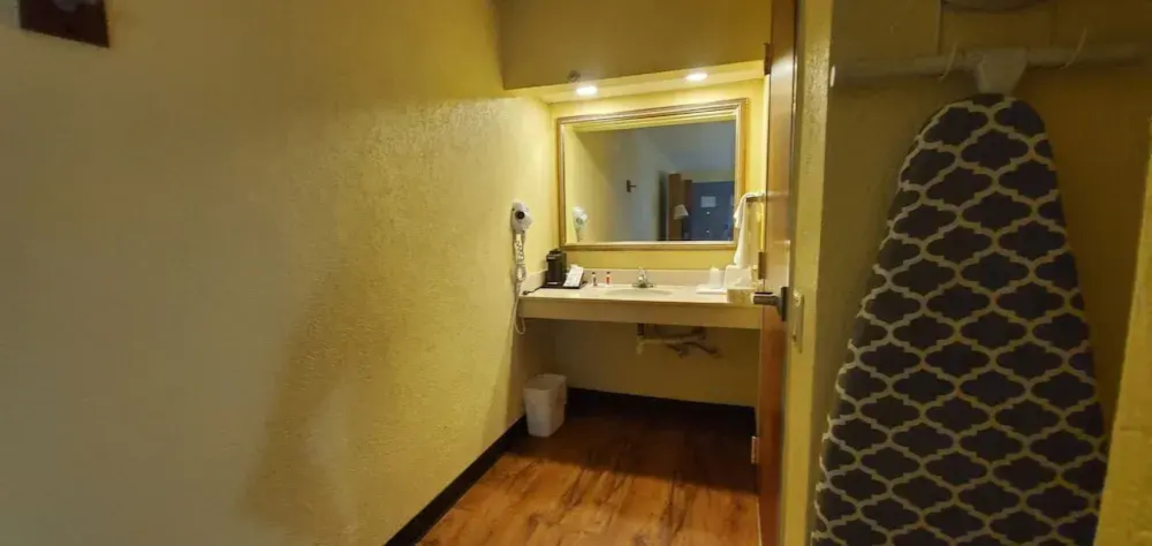 Days Inn & Suites by Wyndham Savannah Gateway I 95 And 204