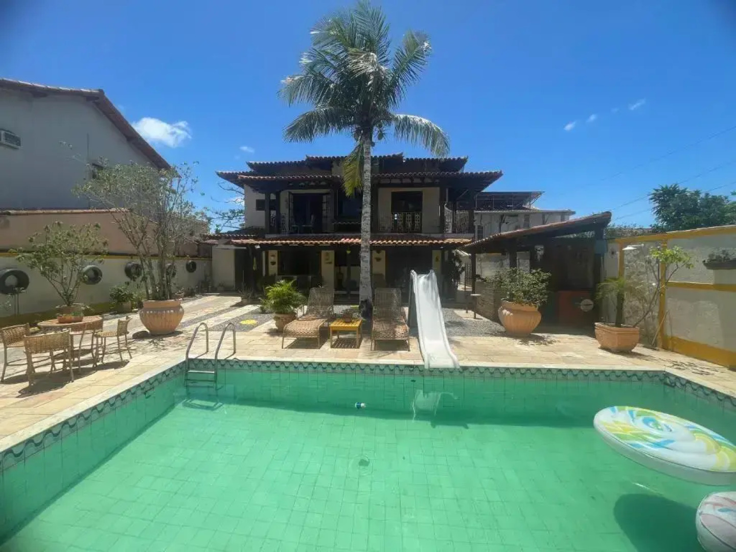 Suíte com varanda vista piscina