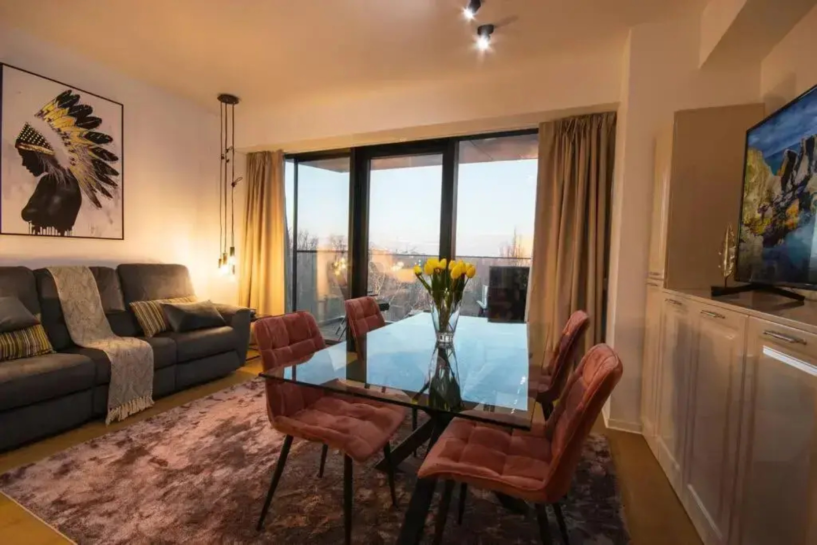 Lake Panorama Loft 5 star Location, Queen Bed, Views