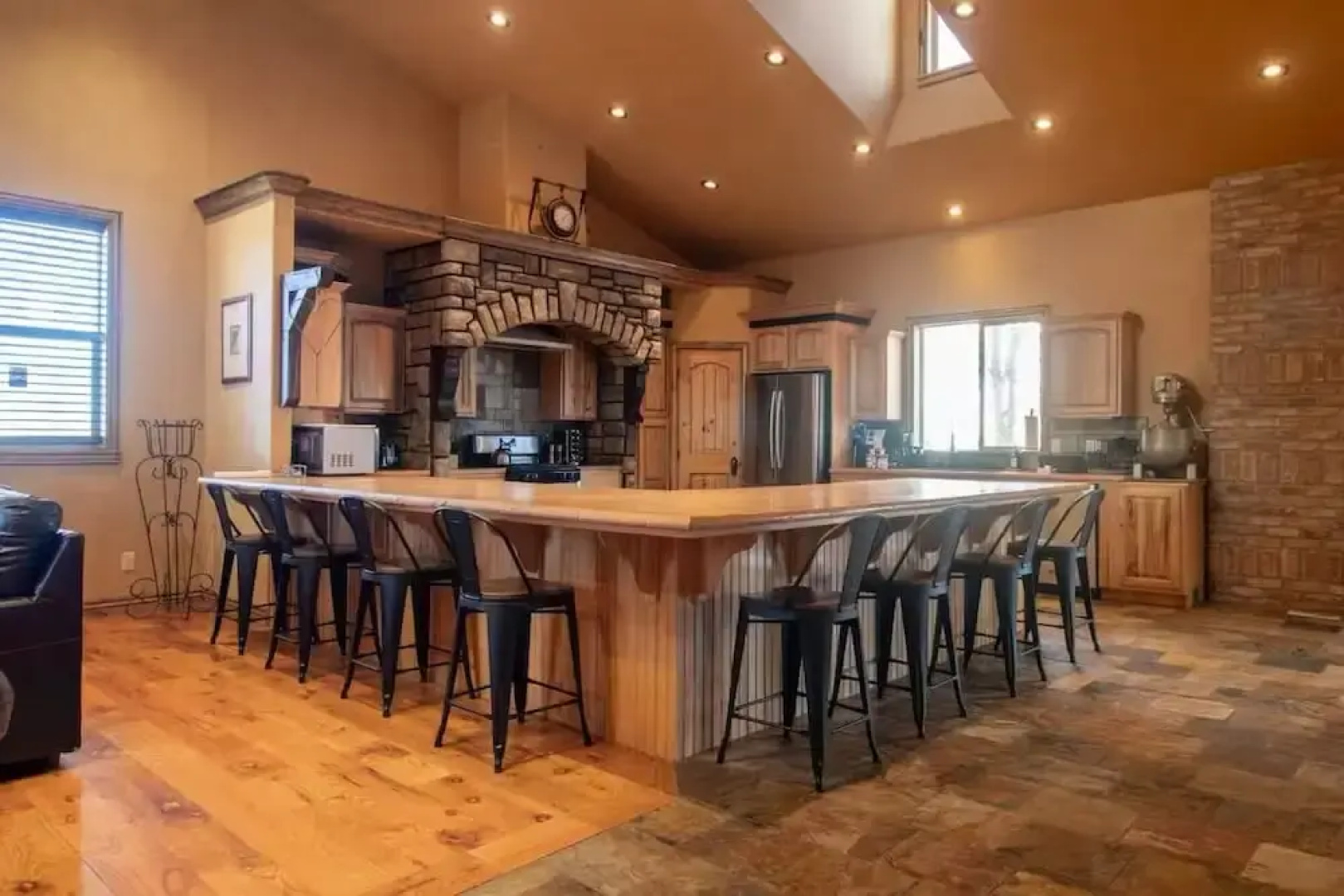 14 Guests 5BR 2BA Game room and Living