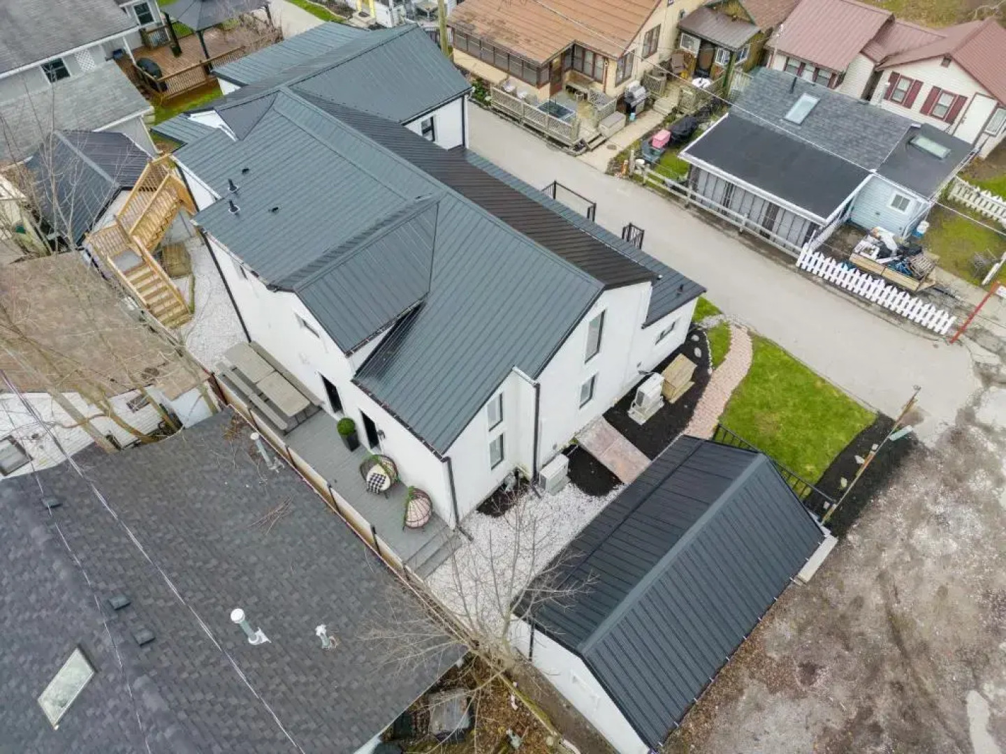 Lake Erie luxurious 2 BDR Condo with Beach access