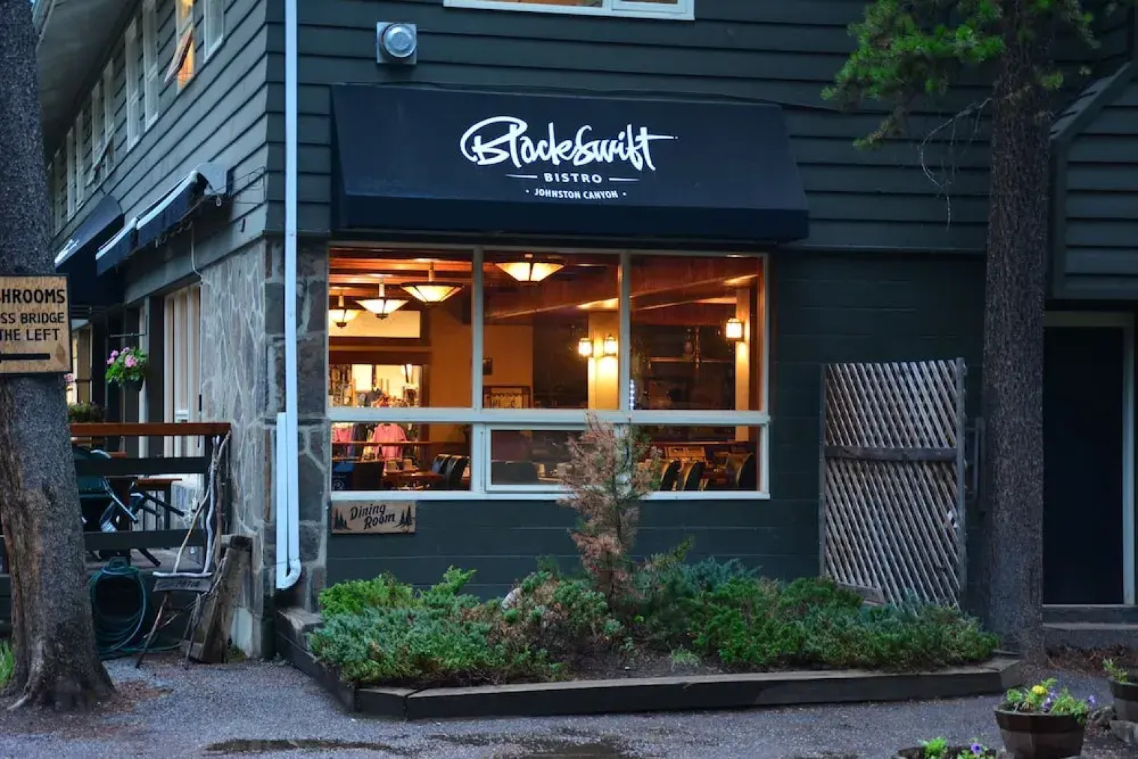 Johnston Canyon Lodge and Bungalows