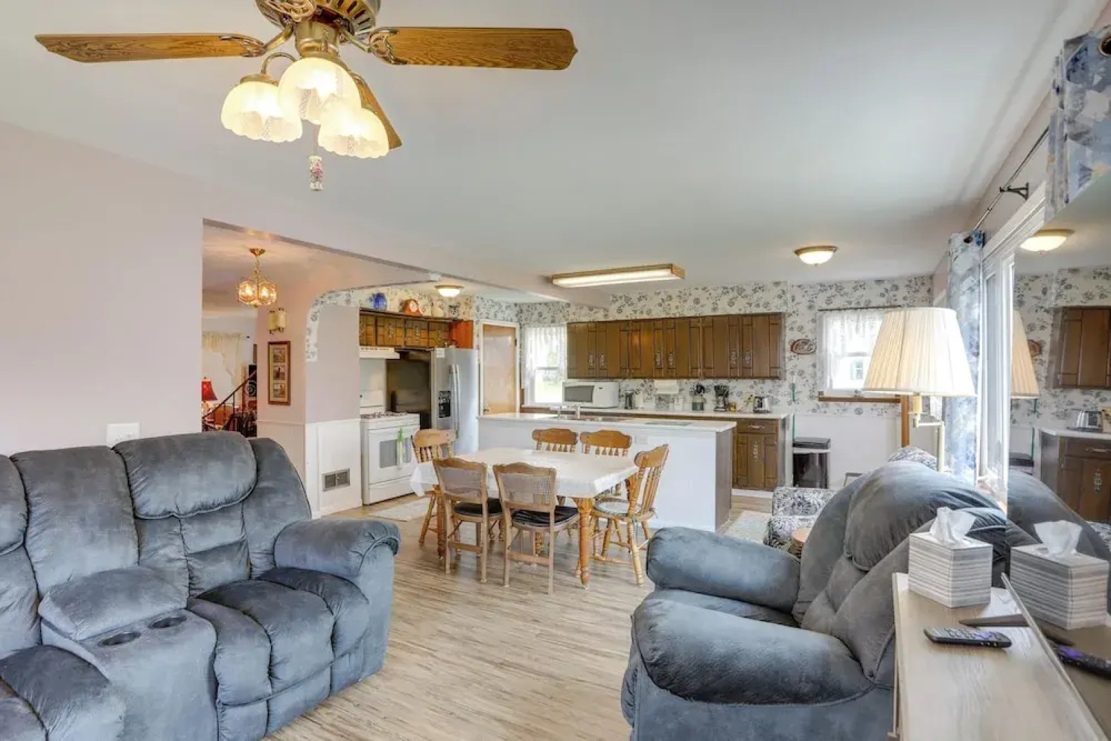 Home w/ Screened-in Porch < 1 Mi to Lake Erie
