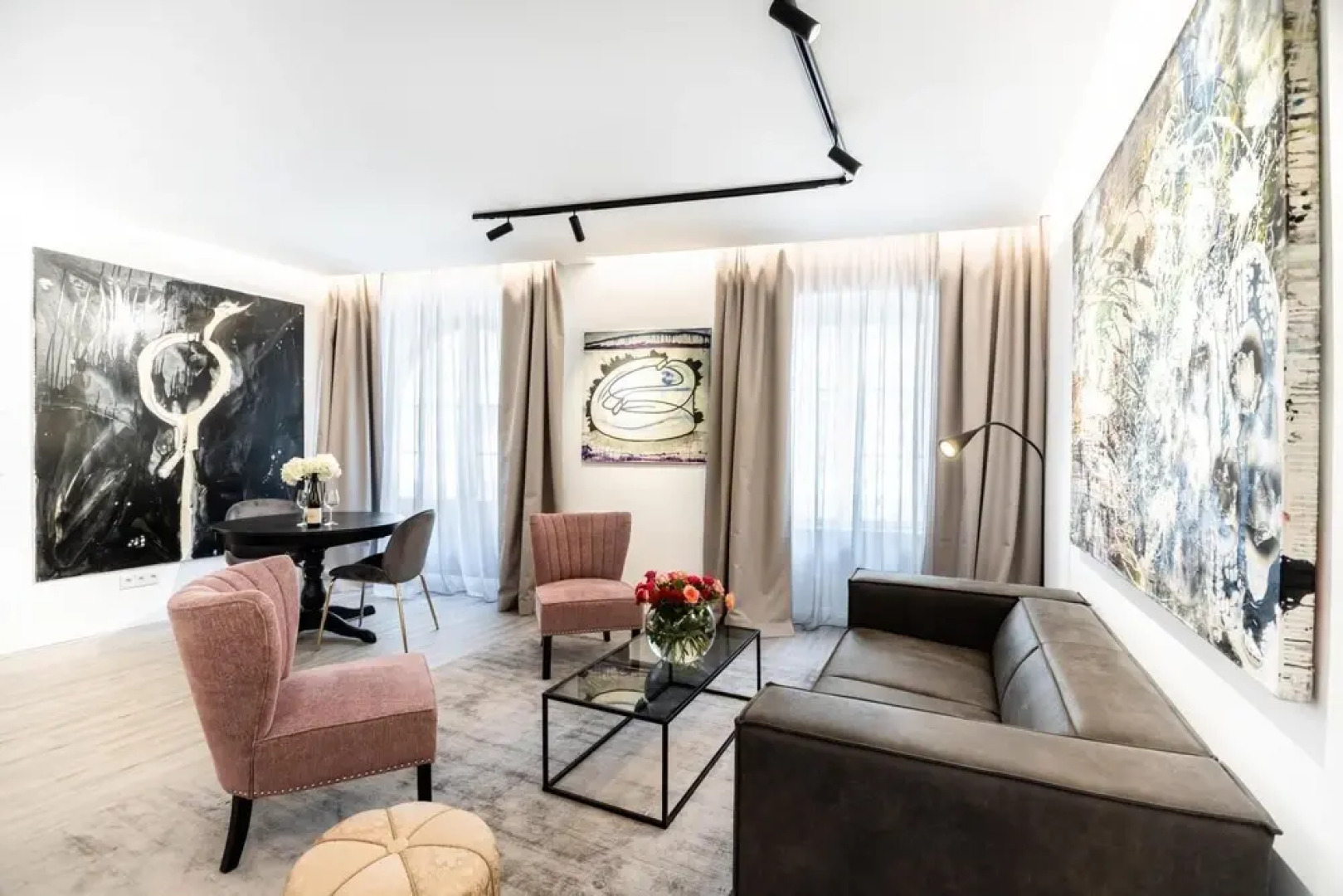 Superior Apartment Art Collection With Kingsize Bed and Air Conditioning