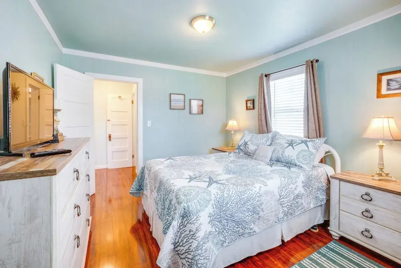 Walk to Gold Beach: Charming Cottage w/ Yard!