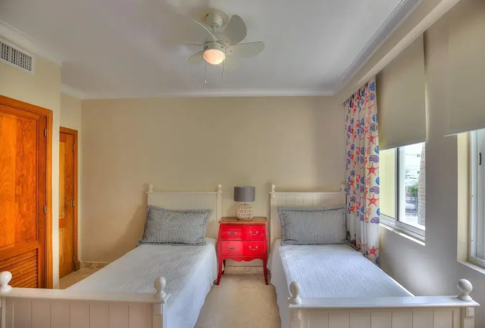 Beachfront Glamorous Apartment With Ocean Views