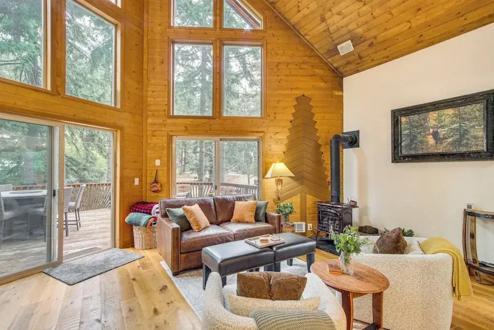 Cle Elum Cabin w/ Hot Tub, 4 Grills & Game Room!