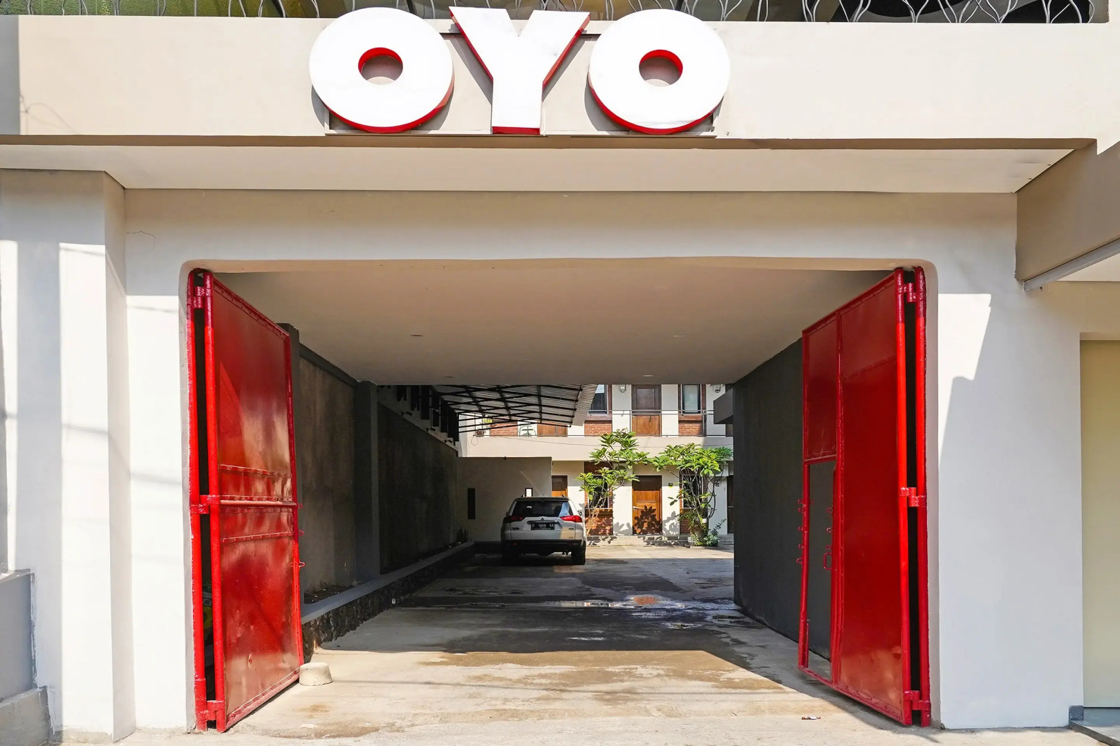 Capital O 1898 Louise Place